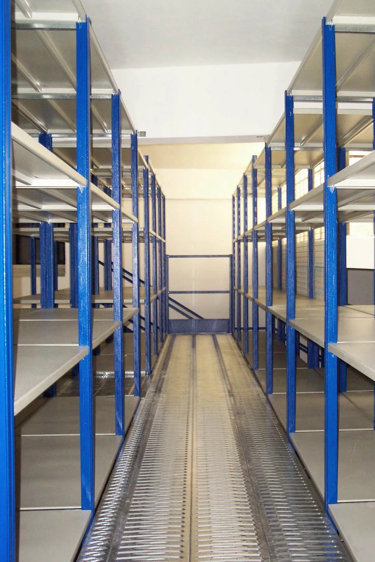 Estanterías y mobiliario industrial fabricados por GRUMEX en Toluca